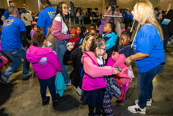 Driving away the cold- Coat Giveaway2025_0250