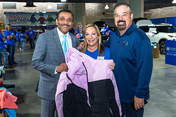 Coat giveaway2023Auto Dealers Ass__0088